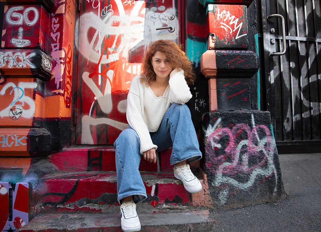 Nasim Mashak, iransk-norsk kunstner, også kjent som DJ Daeva, er grunnleggeren av «Bazaar of Woven Tales». Foto Monica Orjuela