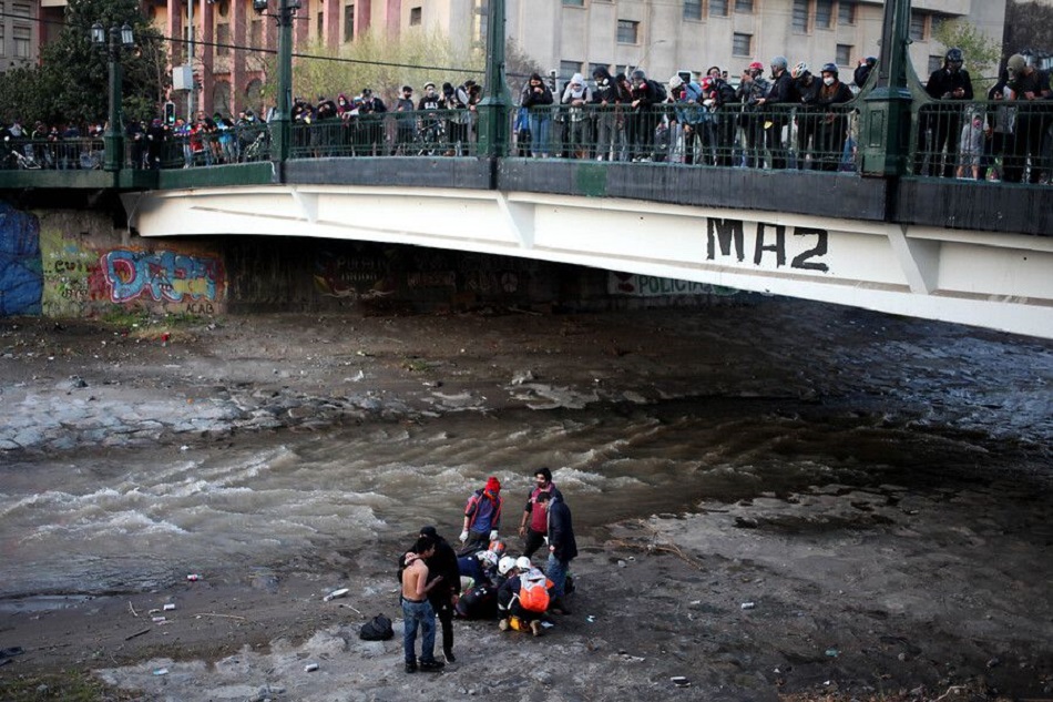 Indignación en Chile”: Las reacciones de la prensa internacional por  carabinero que empujó a joven al río Mapocho